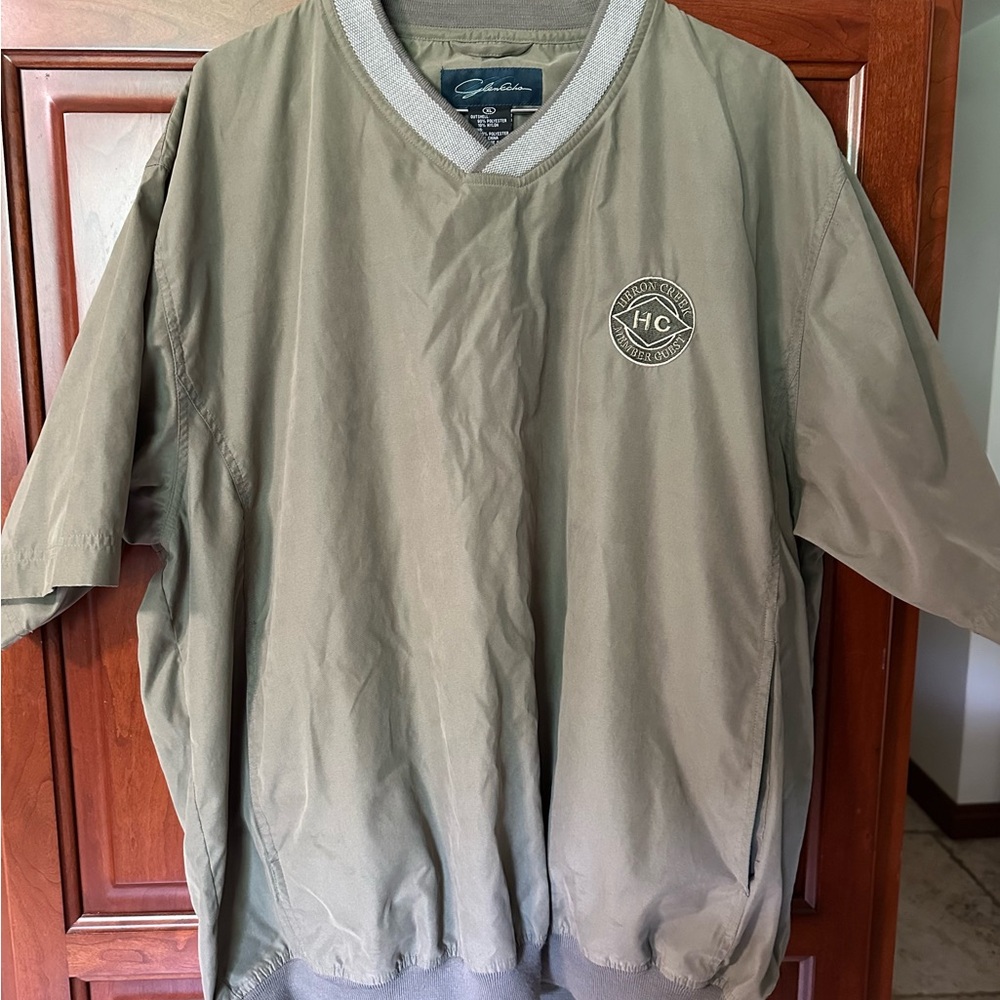 Men’s lightweight short sleeved windbreaker. Size XL